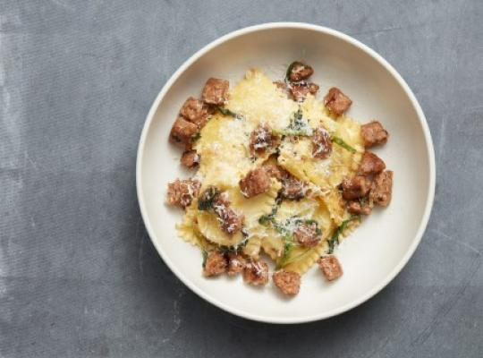 SPENATRAVIOLI MED SENSATIONAL™ SAUSAGE, SALVIA OCH FERMENTERAD PEPPAR