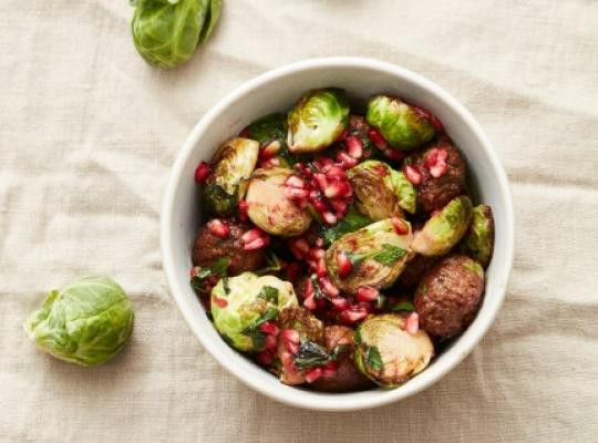 LJUMMEN SALLAD MED VEGAN BALLS, BRYSSELKÅL OCH GRANATÄPPLE