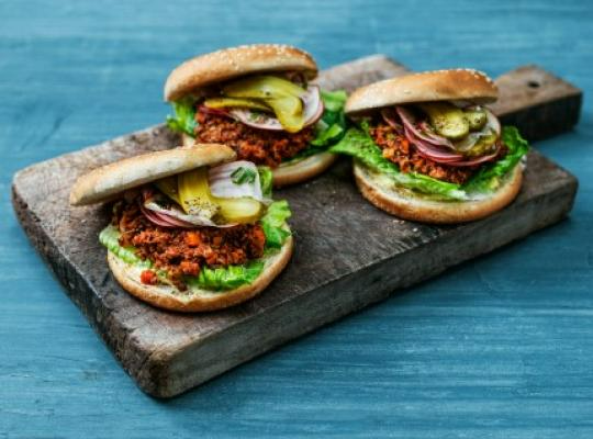 SLOPPY JOE-BURGARE MED VEGAN MINCE, INLAGD GURKA OCH RÅA GRÖNSAKER