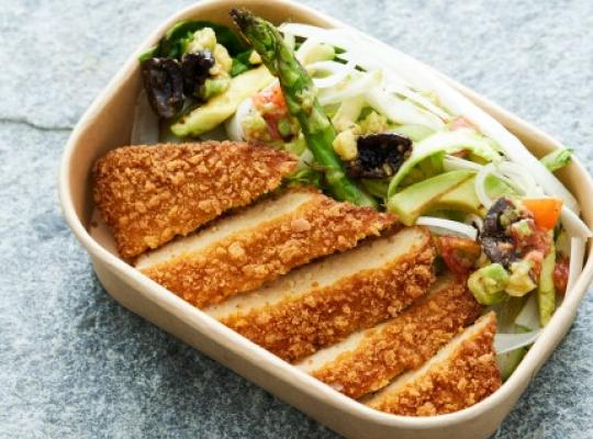 breaded-fillet-grillet-avocado-salat-asparges