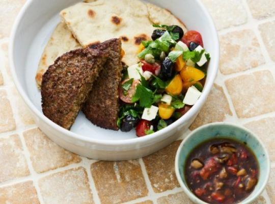 burger-deluxe-pitabroed-graesk-salat-bagt-aubergine-sauce