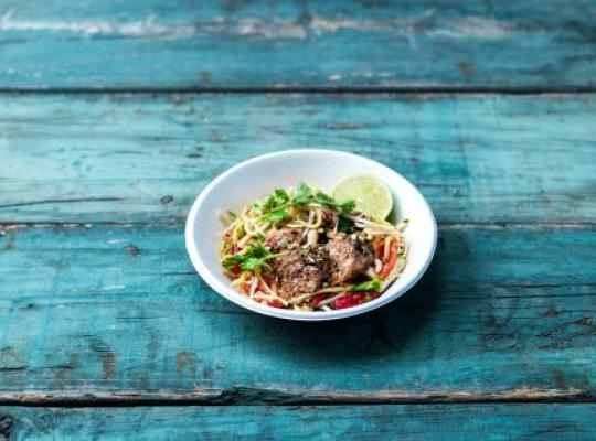 opskrift-som-tam-salat-sensational-sausage