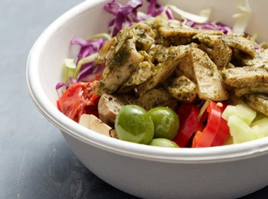 oscar-vegansk-kyllingesmag-proteinsalat-pesto