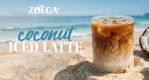 zoegas iced coconut latte i glas på en strand med kokosnöt