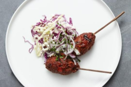 HARISSA KOFTA MED AROMATISK COLESLAW OCH TUNNBRÖD