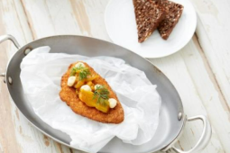VEGAN SCHNITZEL MED PICKLES OCH SALTAD CITRONEMULSION
