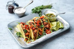 SPRÖDA TACOS MED SENSATIONAL™ FILLET PIECES MARINERADE I MOLE-SÅS, GRÖNKÅL OCH SALSA VERDE