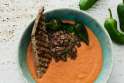GAZPACHO MED HASTIGT FRÄST VEGAN MINCE OCH PIMIENTOS DE PADRÓN
