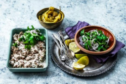 VEGAN MINCE MED TAHINI OCH FÄRSKA ÖRTER