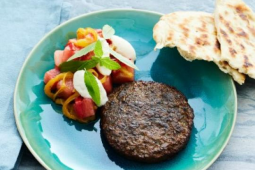 PEPPARGLASERAD BURGER DELUXE, GRILLAD PAPRIKA, VATTENMELONSALLAD MED GETOST OCH CITRONVERBENA