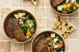 BURGER DELUXE MED PITABRÖD, GREKISK SALLAD OCH ROSTAD AUBERGINESÅS