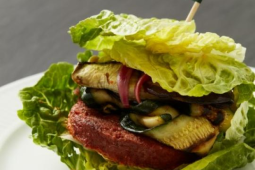 SALLADSBURGARE MED ROMESCOSÅS (VEGANSK)