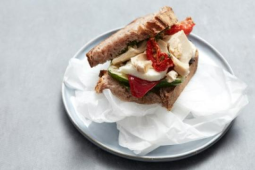 SANDWICH MED SURDEGSBRÖD, GRILLADE GRÖNSAKER OCH MOZZARELLA
