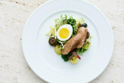 &quot;SALLAD NICOISE&quot; MED SENSATIONAL™ SAUSAGE, FÄRSKPOTATIS, BROCCOLINI, HARICOTS VERTS OCH MJUKKOKTA ÄGG