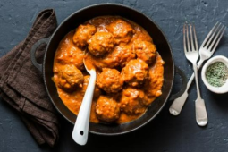 KRYDDIG MASSAMAN CURRY MED VEGAN BALLS
