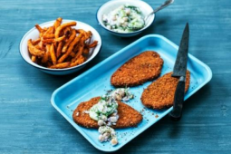 SPRÖD VEGAN SCHNITZEL MED SÖTPOTATISPOMMES OCH KIKÄRTS-TZATZIKI