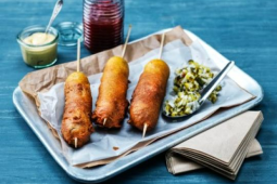 CORN DOG MED KETCHUP OCH SENAP