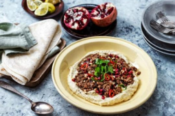 PANNSTEKT HARISSA VEGAN MINCE MED ROSTADE NÖTTER OCH LÖK, SERVERAD MED HUMUS OCH TUNNBRÖD