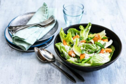CEASARSALLAD MED NUGGETS, ROMANSALLAD, GRÖN SPARRIS, BASILIKA OCH YOGHURT