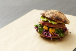 HAMBURGARE MED MANGO, ANANAS OCH JALAPEÑOS (VEGANSK)