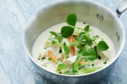 VÅRFRIKASSÉ MED SENSATIONAL™ FILLET PIECES, FÄRSKA MORÖTTER, ÄRTOR OCH SPARRIS