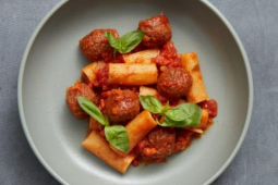 PASTA RIGATONI MED TOMAT OCH VEGAN BALLS