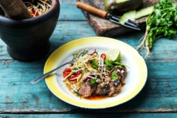 SOM TAM-SALLAD MED GRÖN MANGO, ÄPPLEN, SELLERI, NÖTTER OCH GRILLAD SENSATIONAL™ SAUSAGE