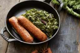SENSATIONAL™ SAUSAGE OCH STUVAD GRÖNKÅL MED VARMA KRYDDOR