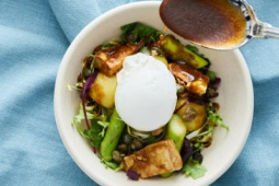 &quot;VARM&quot; SALLAD MED SENSATIONAL™ FILLET PIECES, FÄRSKPOTATIS, POCHERAT ÄGG OCH BRYNT SMÖRSÅS