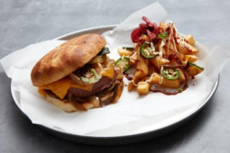 KRYDDIG SENSATIONAL™ BURGER MED BBQ-POMMES FRITES OCH JALAPEÑOS