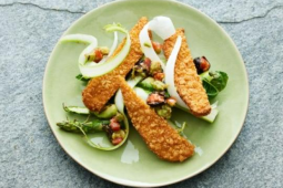 VÅRSALLAD MED VEGAN SCHNITZEL, SPARRIS, GRILLAD AVOKADO OCH SALTAD CITRONVINÄGRETT