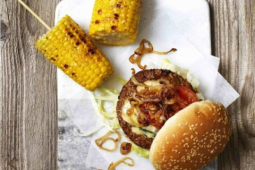 CHEESEBURGARE MED MAJSKOLVAR