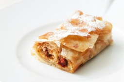 SALTAD STRUDEL MED VEGAN MINCE, CHUTNEY OCH APRIKOS