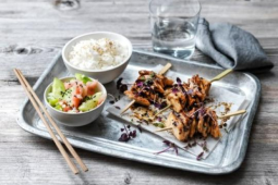 GRILLADE YAKATORI-STICKS MED FERMENTERAD PEPPARSÅS OCH INGEFÄRSSYLTAD GURKSALLAD