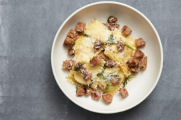 SPENATRAVIOLI MED SENSATIONAL™ SAUSAGE, SALVIA OCH FERMENTERAD PEPPAR