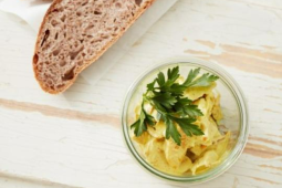 RUSTIK CURRYSALLAD MED ÄPPLEN, RÖDLÖK OCH SENSATIONAL™ FILLET PIECES