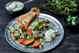 TANDOORI VEGAN SCHNITZEL STEKT MED CURRYBLAD, SERVERAD MED KOKOSNÖTSRELISH, YOGHURT, GURKA OCH MYNTA