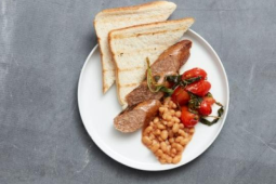 FRUKOST MED SENSATIONAL™ SAUSAGE, STEKTA TOMATER OCH VITA BÖNOR