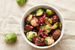 LJUMMEN SALLAD MED VEGAN BALLS, BRYSSELKÅL OCH GRANATÄPPLE