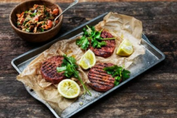 GRILLAD BURGARE MED AUBERGINE, ZAALOUK OCH INLAGD CHILI