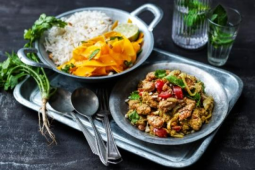 BUTTER SENSATIONAL™ FILLET PIECES MED RÅ PUMPASALLAD, MYNTA OCH NAANBRÖD