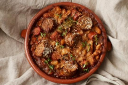 BÖNCASSOULET, VARMA KRYDDOR OCH SENSATIONAL™ SAUSAGE