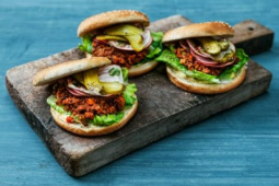 SLOPPY JOE-BURGARE MED VEGAN MINCE, INLAGD GURKA OCH RÅA GRÖNSAKER