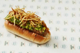 halsans-kok-sensational-sausage-hotdog-guacamole