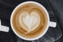 Cappuccinokopp sedd uppifrån med ett hjärta ritat i skummet