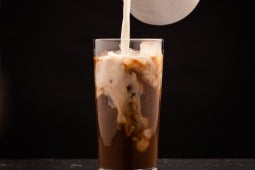 Iced Choka Moka tillagas mot en svart bakgrund