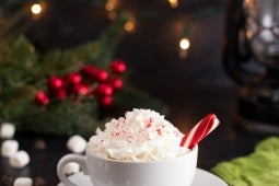 Varm choklad med grädde och polkagris