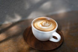 en cappuccino i en vit kaffekopp