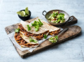 GRILLADE QUESADILLAS MED KRYDDIG VEGAN MINCE, SVARTA BÖNOR, AVOKADO OCH KORIANDERSALSA