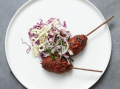 HARISSA KOFTA MED AROMATISK COLESLAW OCH TUNNBRÖD